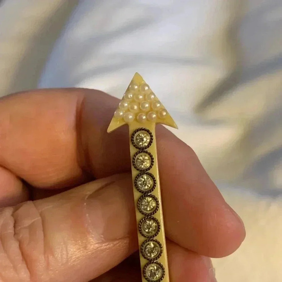 RARE Find, bone shaped as an arrow with tiny genuine seed pearls and rhinestones - Picture 5 of 7